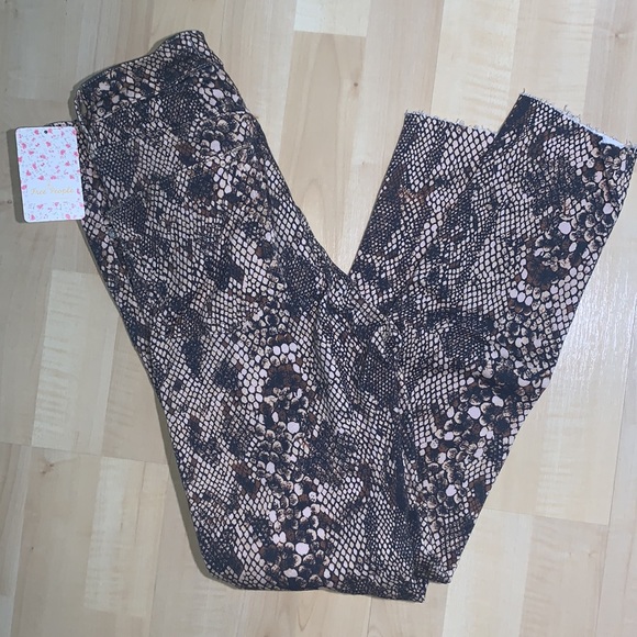 HOST β
 FREE PEOPLE Raw High-Rise 2 faced Snake Print Jean - Picture 8 of 15